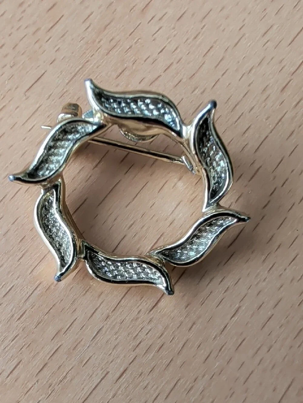 Vintage Gold Tone Leaf Wreath Brooch